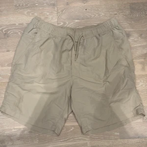 Badbyxor - Beige/gråa badbyxor, storlek M