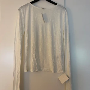 Tröja  - En tunn tröja med lite genomskinligt material, prislappen sitter kvar och den är aldrig använd 