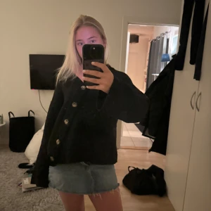 Kofta vida ärmar  - Jätte fin svart kofta med knappar som går snett från NAKD, kommer inte till användning och är i fint skick💞 