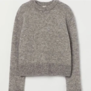 Stickad hm!! - Säljer denna grymt stickade tröjan ifrån hm,använd några gånger men i toppen skick!!Lite lite kortare i modellen😝perfekt till hösten!🩷köpte nästintill oanvänd här på Plick och jag har använt den 5 gånger ish🥰kan skicka egna bilder,pris kan diskuteras