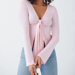 Knyt topp - Säljer denna fina rosa knyt topp som är använd en gång💗 