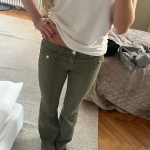 Gröna h&m jeans  - Säljer såååå snygga gröna trendiga h&m jeans! Använda fåtal gånger och har inga defekter. Storlek 34/xs och är bra i längden på mig som är 168!💗💗 Kontakta mig för frågor och tryck inte på köp nu utan skriva till mig💕💞