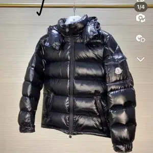  Den är riktig fet Moncler och jag har två ben och massa andra också  