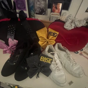 Cheerskor  - Vita cheerskor str 37.5  Svarta cheerskor str 38 Fråga så många frågor du vill och be om så många bilder du vill. Alla saker på bilden är till salu. 