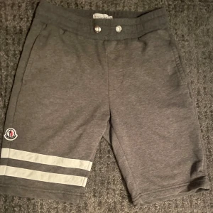 Moncler Shorts - Säljer dessa feta Moncler shorts i storlek M, såklart äkta. Pris kan alltif diskuteras i en snabb och smidig affär.💰