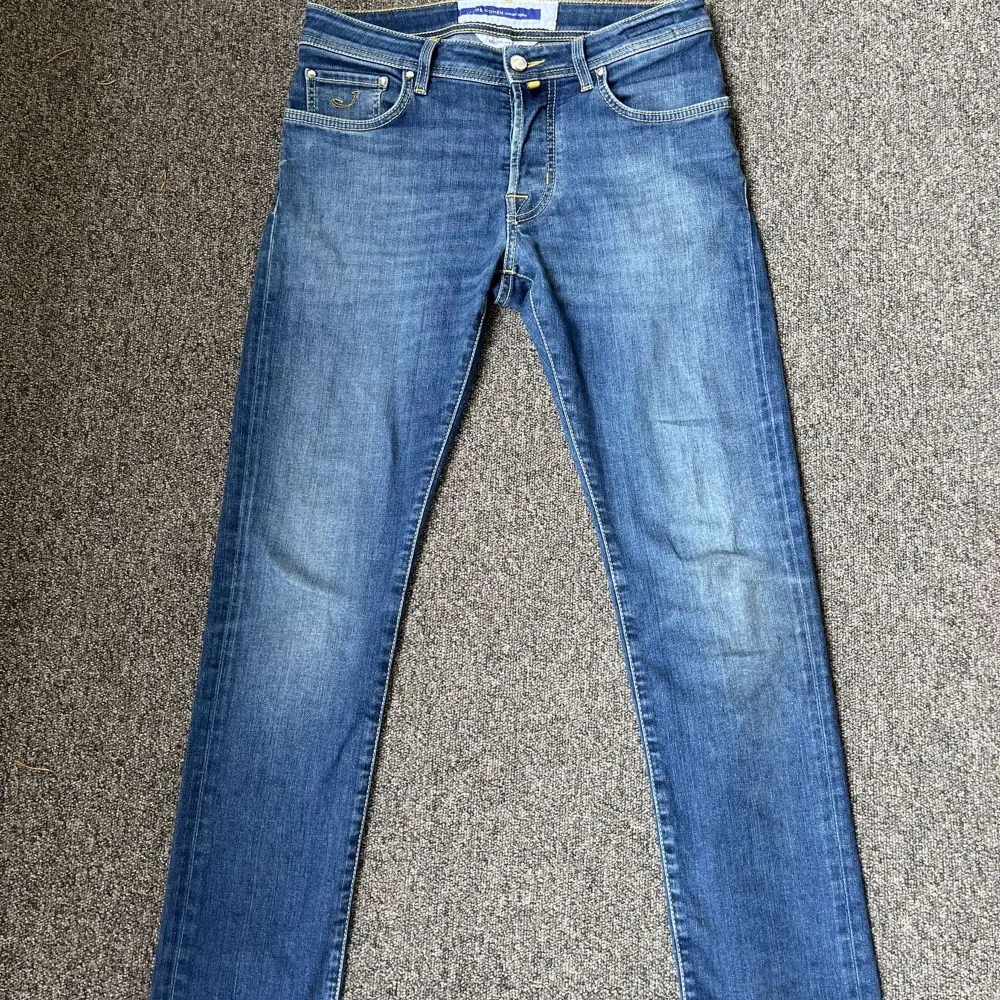 Säljer dessa snygga jacob cohën jeans i väldigt fint skick och väldigt snygg färg. Dem är i den populäraste slim modellen som heter Bard, och är i storlek 30. Passar mellan de som är 175-185 cm lång. Hör av vid fler frågor, priset kan diskuteras.. Jeans & Byxor.