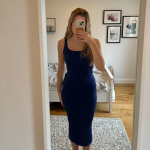 Blå långklänning - Fint skick. Oanvänd. Säljer pga att den inte kommer till användning