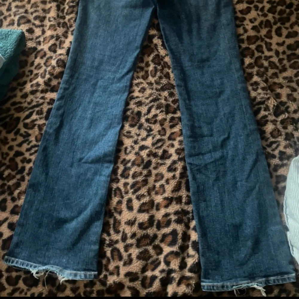 Lågmidjade bootcut jeans från American Eagle Midja: 38cm(tvärs över) innerben: 82cm bra skick förutom lite slitage längst ner, har inga bilder på !. Jeans & Byxor.