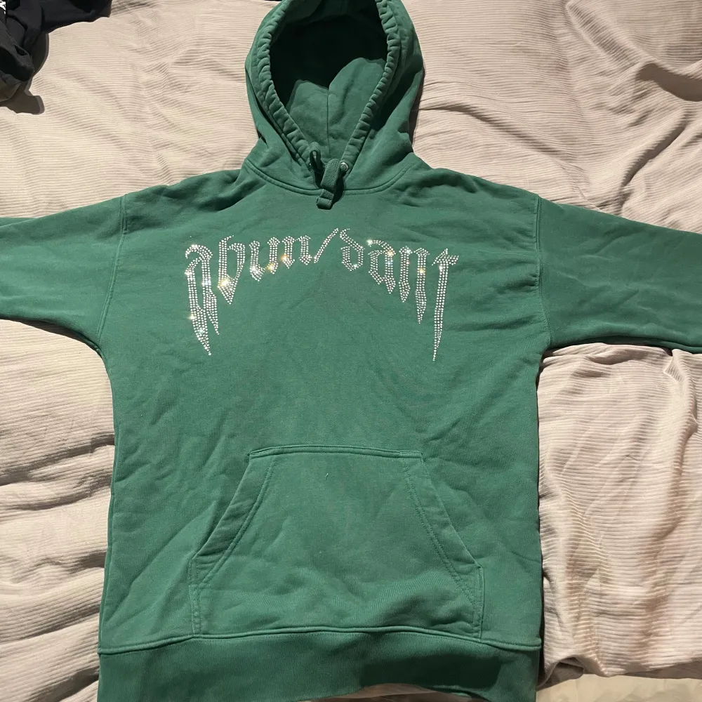 Säljer nu min Abundant brands hoodie, då det inte riktigt är min stil längre. Köpt på något tidigt dropp av deras för typ två år sen. Tvättad en gång, storlek s. Sjukt gsm typ 550 tror ja, väger typ ett kg. Kom med bud ingen aning vad den är värd.. Hoodies.