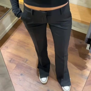 Lågmidjade kostymbyxor  - Från bikbok, strl 38