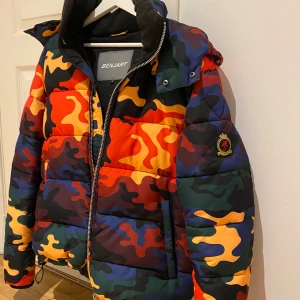 Benjart Limited Edition deadstock - Säljer denna exklusiva limited edition jacka från Benjart. Detta är en deadstock-modell, vilket innebär att det inte går att få tag på den i handeln längre. Perfekt för den som har ett öga för unika plagg. Håller väldig bra i minusgrader och höst. 
