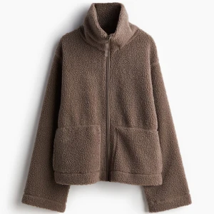 Teddyjacka - Trendig Teddy jacka från H&M, storlek xs aldrig använd och prislappen sitter kvar💗 