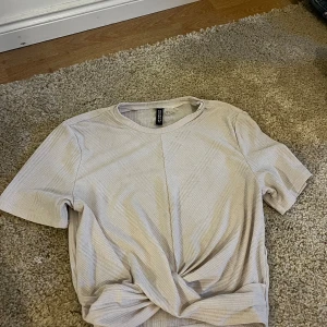 Vit topp  - En vit fin magtröja. Strl: M