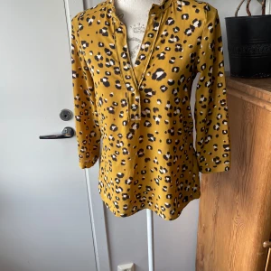 Blus Zara basic  - Fin blus från Zara basic i stl xs. Polyester. Fint skick.