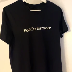 Peak Tshirt - Storlek S, aldrig använd. Fick i julklapp och var för liten.