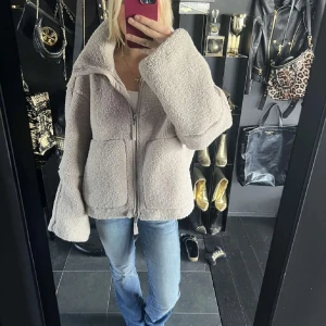 Teddyjacka H&M - Supersnygg teddyjacka från H&M i storlek S. Nyskick!💕