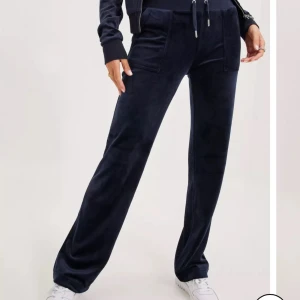 Juicy byxor  - Säljer dessa svarta juicy byxor som jag haft i mindre än 1 år då dom inte används, inga fläckar eller hål. Är 160 och dom är ca 1-3cm för långa men funkar ändå jätte bra, strl xs! skriv för fler bilder eller mer info, billigare vid snabb affär.