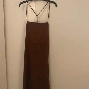 Satin klänningar - Helt ny från sisters point 