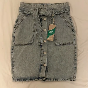 Jeanskjol - Oanvänd, jätte snygg. 