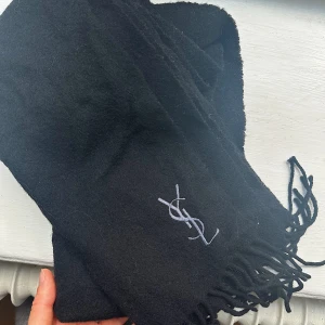 Yves saint Laurent scarf  - Svart halsduk/scarf från Yves saint Laurent. Änvänd men i gott skick. Älskad och omhändertagen.