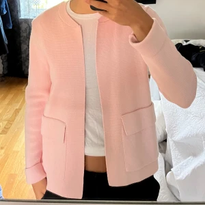 Rosa kofta  - Jätte fin rosa kofta 