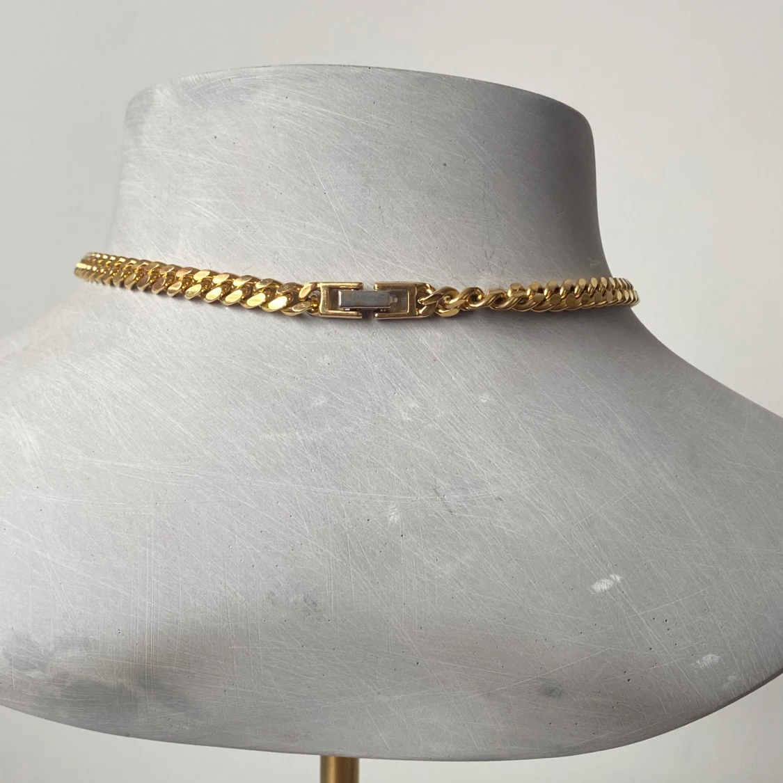 Guldhalsband med triangulär svart sten - 91