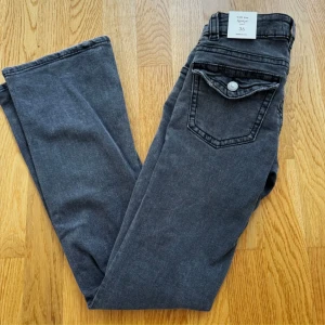Y2k low bootcut jeans  - Helt oanvända lågmidjade jeans, säljer pga gillade inte riktigt passformen. Nypris 500 men säljer för 399 💞