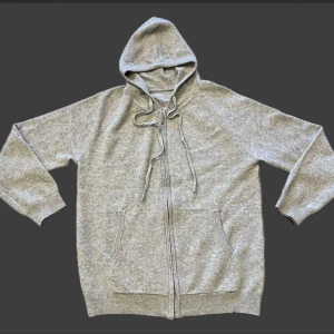 Kashmir zip hoodie - Kashmir mix zip hoodie  30% kashmir 70% merino wool  Size S-M Helt ny och aldrig använd  Skick 10/10