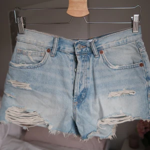 Jeansshorts midrise zara - Storlek 36, använda vid två tillfällen. Fint skick💗💗 midrise