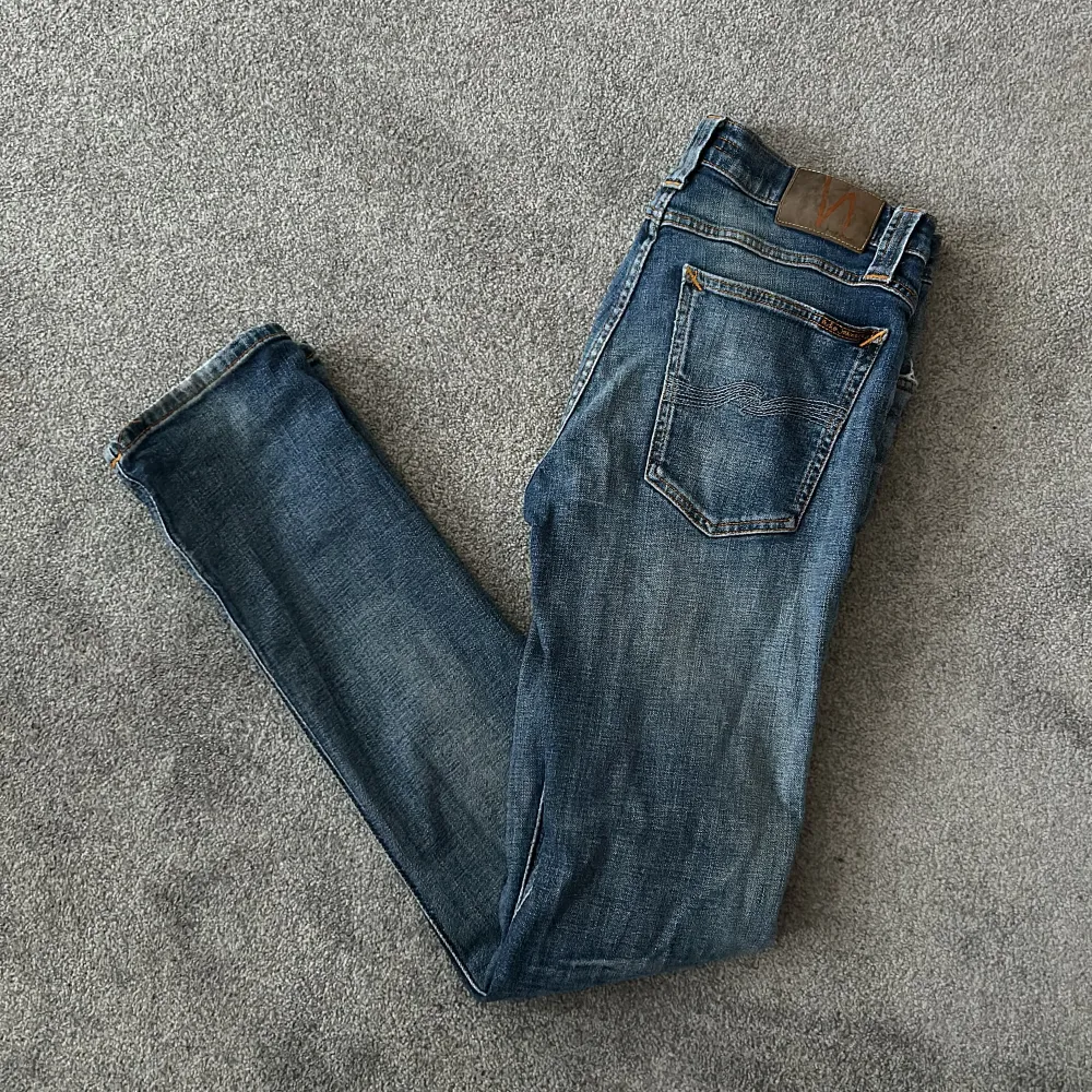 Säljer ett par snygga blå jeans från Nudie Jeans. De har en klassisk femficksdesign och är i en skön denimkvalitet. Perfekta för både vardag och fest! 🕺. Jeans & Byxor.