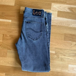 Lee jeans  - Riktigt sköna lee jeans i färgen grå. Skicket är 7/10. Storleken är W29 L32. Säljer pågrund av för små. Hör av dig vid minsta fundering! 🤝🤝