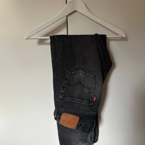 Levis 501 - Säljer ett par schyssta Levis 501 mörkgråa, Byxorna har använts men är fortfarande i ett väldigt fint skick, nypris på dessa ligger på 1100kr och mitt pris blir 349!
