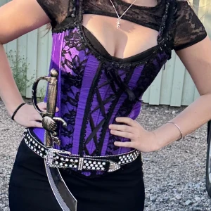 Lila korsett  - Cool lila korsett perfekt nu till halloween! 🗡️  Köpte den på Beyonce retro men den är från CHILIROSE.  ⚠️OBS! Endast en intresseannons⚠️ oklart om jag ska sälja den nu. Så hör av dig om du är intresserad så kanske vi kan diskutera💕 