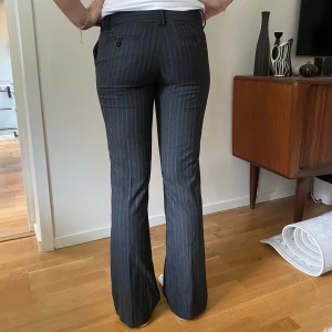 Lågmidjade Kostymbyxor - Såå snygga lågmidjade, randiga kostymbyxor! Skriv privat för frågor😇❤️