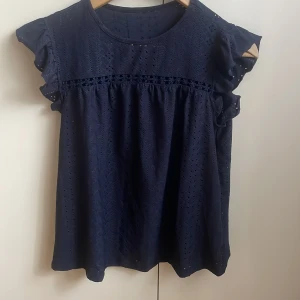 mörkblå blus - aldrig använd