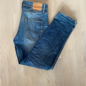 Jack n Jones jeans - Säljer ett par riktigt feta Jack n Jones jeans med riktigt snygga slitningar och go tvätt, jeansen är i modellen Erik/Antifit. Jeansen passar om man är runt 185. Vid minsta fråga eller fundering är det bara att skriva !