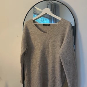 Beige stickad tröja - Säljer denna stickade tröja från lager 157. En aning nopprig men annars använd endast 1-3 gånger. Vid frågor så är det bara att höra av sig☺️