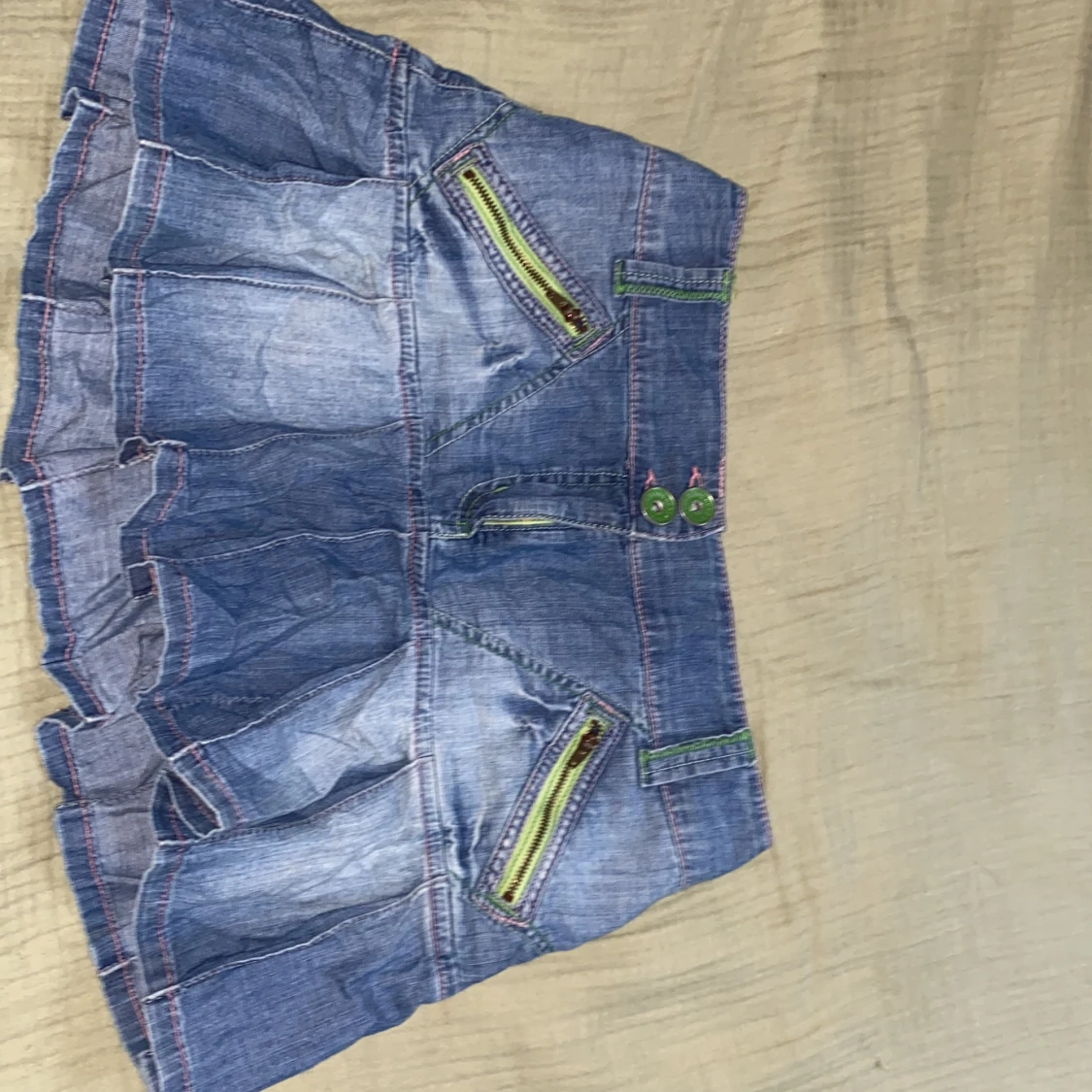 Jeanskjol med gröna detaljer💚 - 90