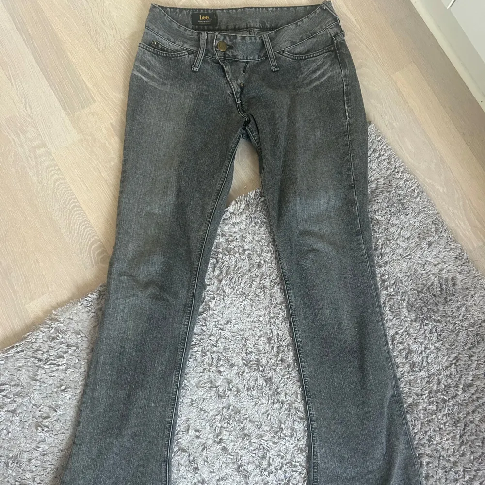 Säljer dessa otroligt fina Lågmidjade bootcut jeans från lee. De är vintage och har många fina detaljer. Jag är 170 cm lång för referens. Storleken är W28 L33. Jeans & Byxor.