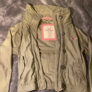  Militär grön vintage tunn jacka från hollister - Jätte cool vintage hollister jacka i millitär grön med fina detaljer, köpt på secondhand för ca 259 kr, bara använd ett par fåtal gånger. Kontakta om nån har frågor ❤️❤️