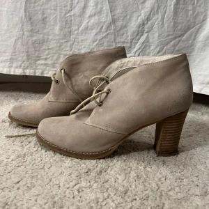Mocka klackskor  - Klackskor i mocka och skin-tyg👡☁️ Märke: okänt! Klackhöjd: 8 cm  Storlek 38 <3