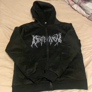 Svart kofta  - Säljer en jätte fin, och skön svart kofta. Har inte används ofta alls, den har inga skador och är väldigt mjuk och skön i insidan. Säljer den eftersom att den har blivit för liten på mig! Den är i storlek S, köptes för 180kr.