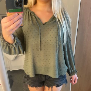 Grön blus - Skit fin grön blus från zara, inga defekter alls💕💕