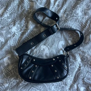 Väska - Snygg väska från glitter med nitar. Aldrig använd så helt ny! Köpt för 400kr.