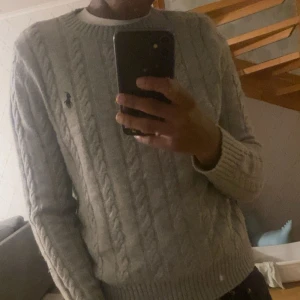 Polo ralph lauren - Jag säljer min polo tröja, jag har vuxit ut den och den är i gott skick. Kanske någon annan kan få nytta av den! 🧵👕