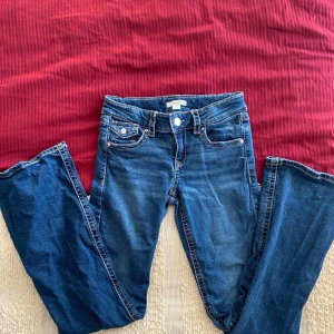 Blå jeans från Gina Tricot - Säljer ett par snygga blå jeans från Gina Tricot i storlek 158. Använt ett flertal gånger och är i bra skick. Hör gärna av dig om pris eller fler bilder!!!💕