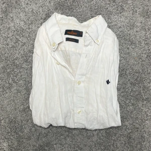 Morris skjorta - Säljer nu denna super fräscha linne skjorta från morris | storlek M men passar även S | hör av er vid minsta fundering!😁