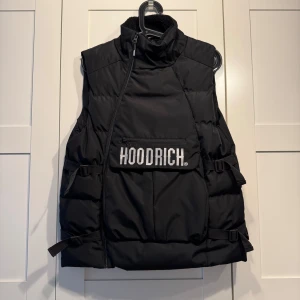 Hoodrich Väst - Hoodrich gilet väst som köptes från JD Sports för några år sedan. Sparsamt använd och i fint skick, storlek Small passar true to size, hör av er vid frågor.