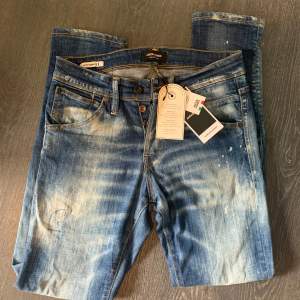 Feta jeans från Jack and Jones, oanvända, nypris 999kr. Storlek 28/”30