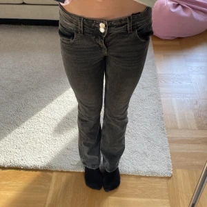 Svarta jeans  - Säljer dessa fina jeans från Gina Tricot💕 använda en del men inga defekter alls. Säljer pga att de är för korta och för tajta på mig. Jag är 155💕